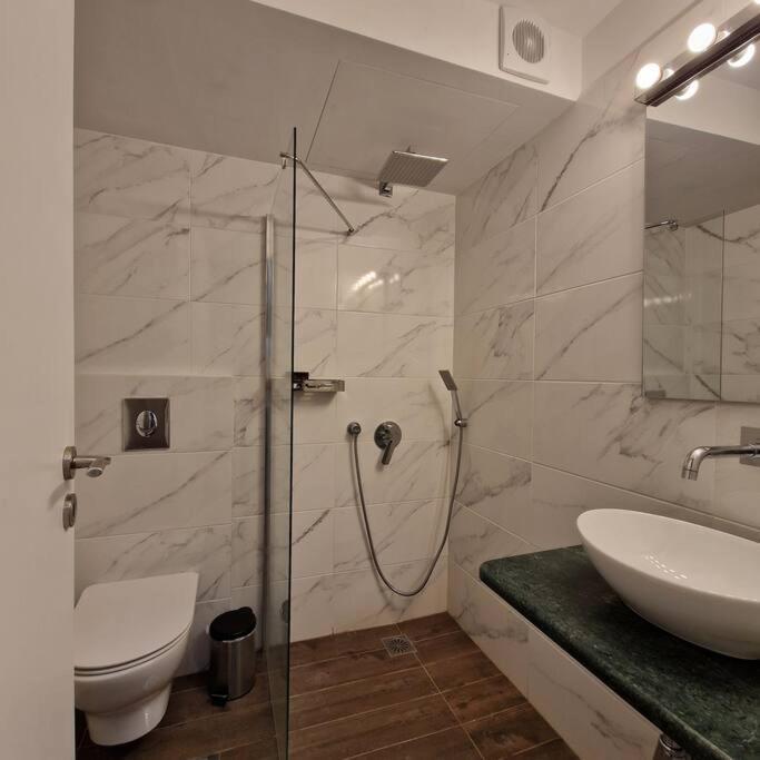 Chic Apt Near Acropolis - Avdi Square เอเธนส์ ภายนอก รูปภาพ