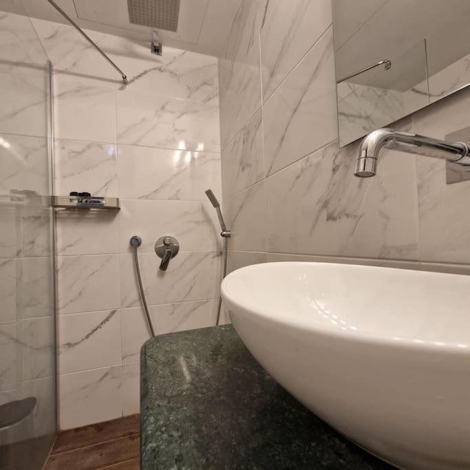 Chic Apt Near Acropolis - Avdi Square เอเธนส์ ภายนอก รูปภาพ