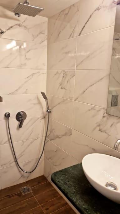 Chic Apt Near Acropolis - Avdi Square เอเธนส์ ภายนอก รูปภาพ