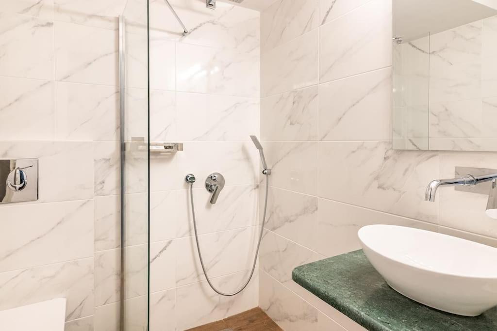 Chic Apt Near Acropolis - Avdi Square เอเธนส์ ภายนอก รูปภาพ