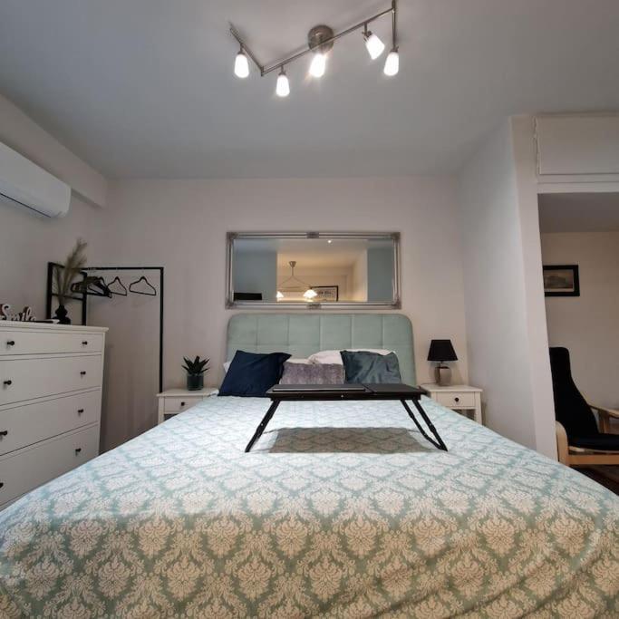 Chic Apt Near Acropolis - Avdi Square เอเธนส์ ภายนอก รูปภาพ