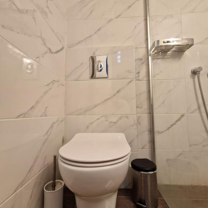 Chic Apt Near Acropolis - Avdi Square เอเธนส์ ภายนอก รูปภาพ
