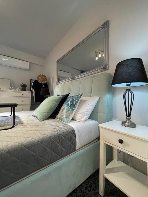 Chic Apt Near Acropolis - Avdi Square เอเธนส์ ภายนอก รูปภาพ