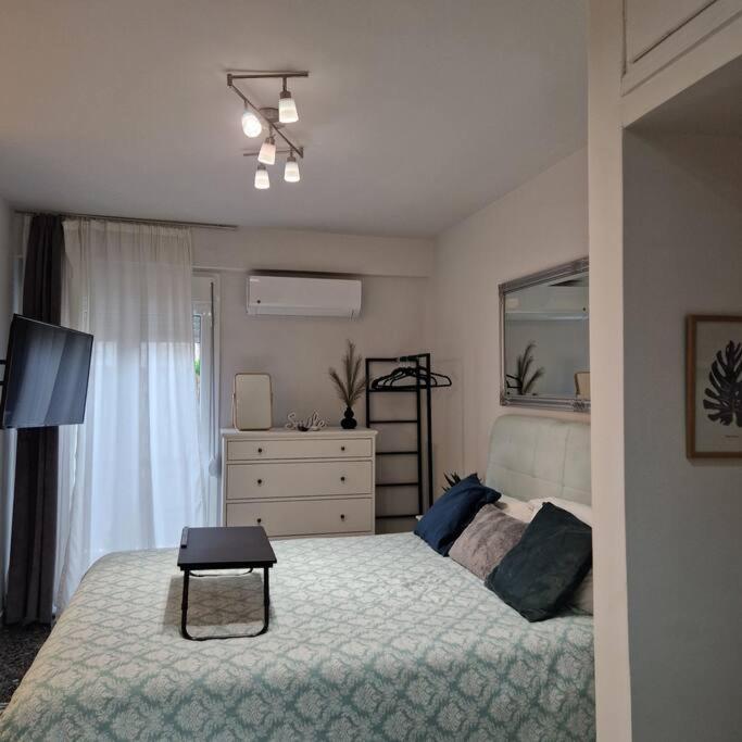 Chic Apt Near Acropolis - Avdi Square เอเธนส์ ภายนอก รูปภาพ