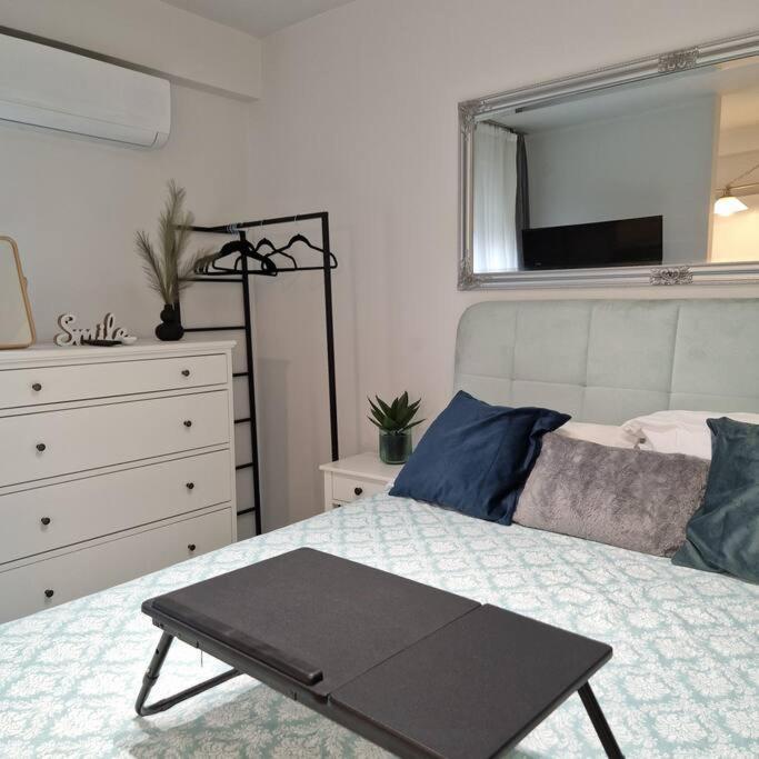 Chic Apt Near Acropolis - Avdi Square เอเธนส์ ภายนอก รูปภาพ