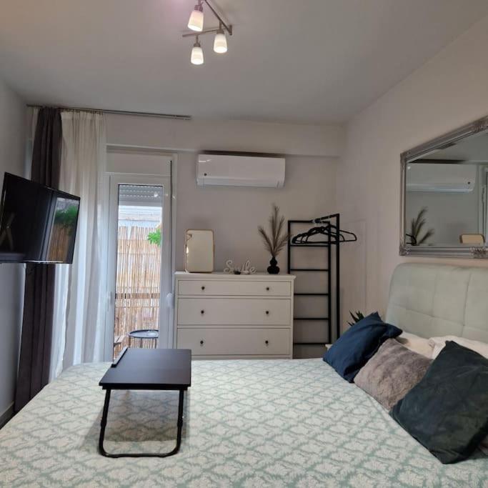 Chic Apt Near Acropolis - Avdi Square เอเธนส์ ภายนอก รูปภาพ